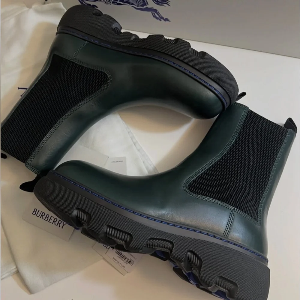 New-BURBERRY LEATHER CREEPER CHELSEA BOOTS IN DARK GREEN - Picture 2 of 16